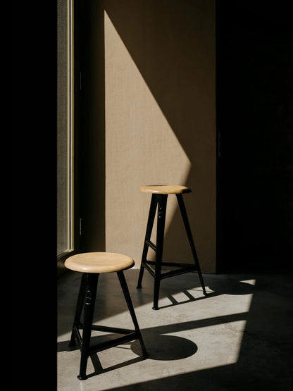 Tabouret haut Rowac Schemel 75 cm en situation cuisine — acier riveté — Antifer