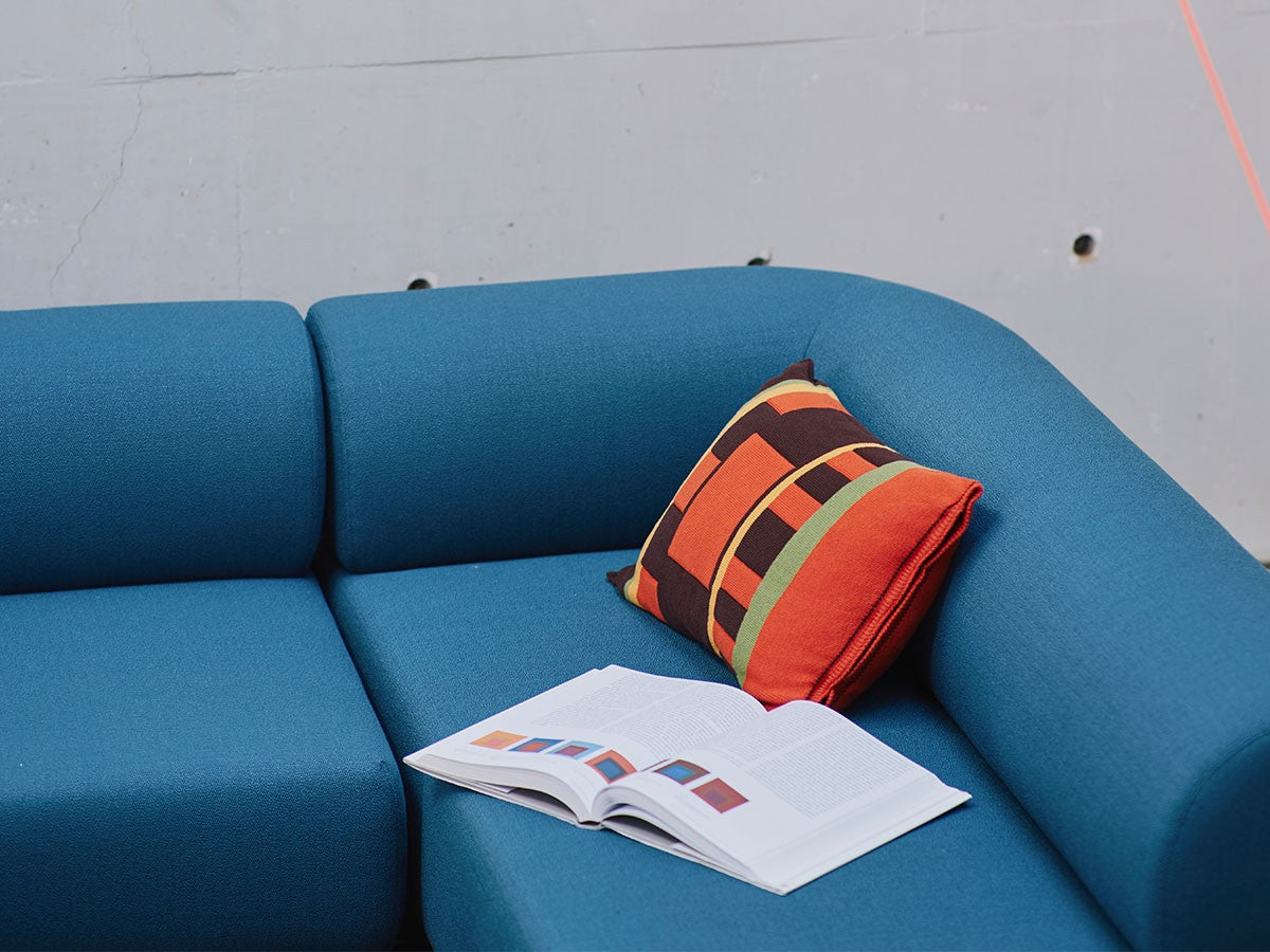 Angle d'une composition Elephant bleue, avec coussin coloré et livre ouvert sur l'assise | Antifer