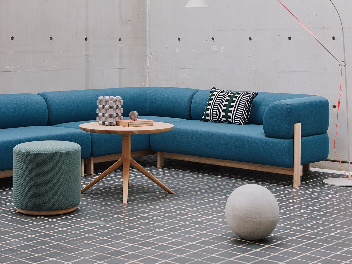 Composition Elephant bleue en angle, avec table basse en châtaignier et pouf vert | Antifer