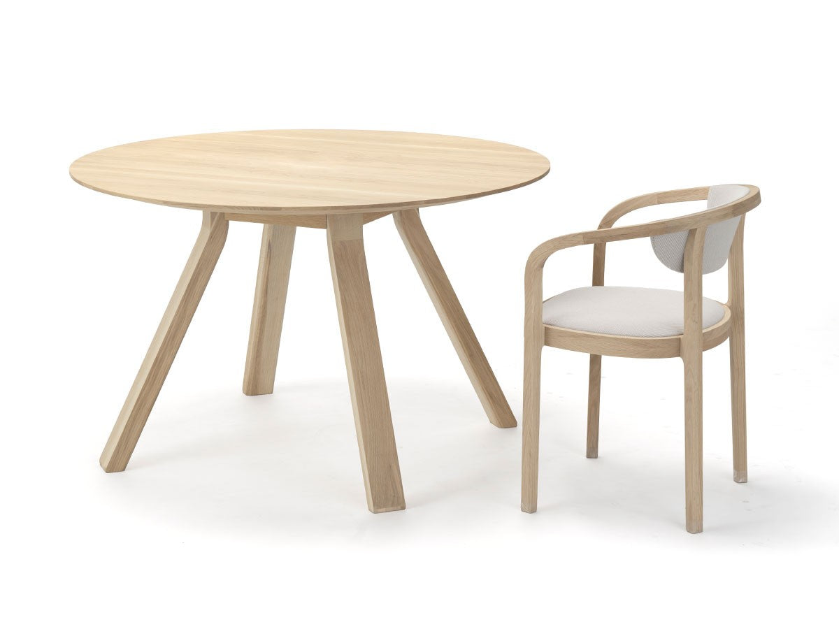 Table ronde Spectrum ST 120 en chêne clair avec chaise Chesa en chêne, Geckeler Michels — vue studio n°4 | Antifer