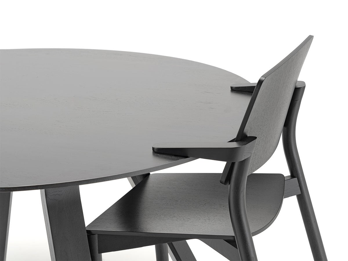 Table ronde Spectrum ST 120 — détail du plateau noir et d'une chaise Chesa noire glissée dessous | Antifer