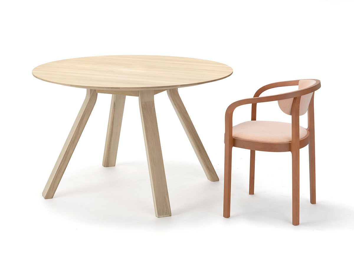 Table ronde Spectrum ST 120 en chêne clair avec chaise Chesa terracotta, Geckeler Michels — vue studio n°3 | Antifer