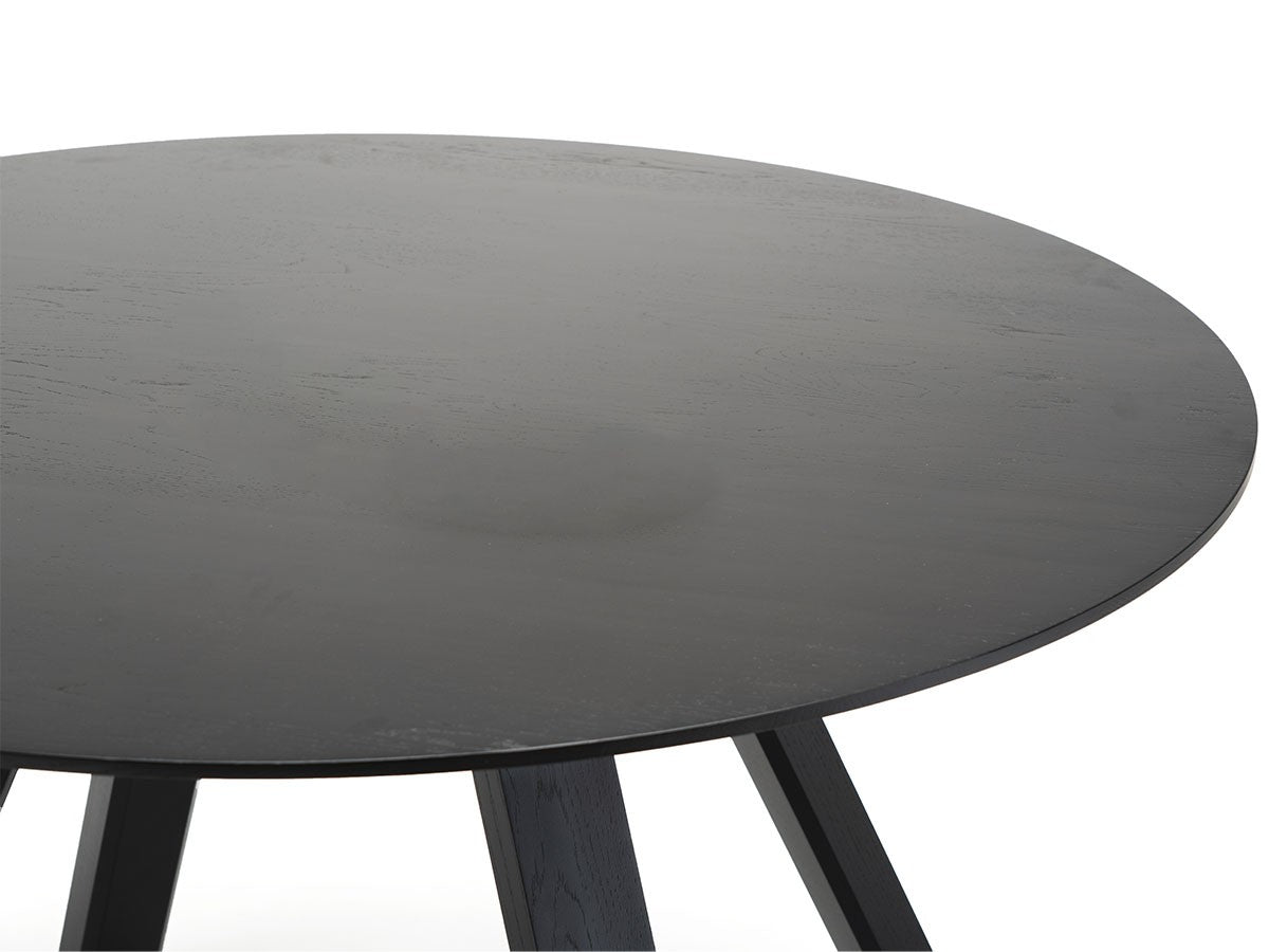 Table ronde Spectrum ST 120 — détail du chant du plateau noir et de la jonction des trois pieds | Antifer