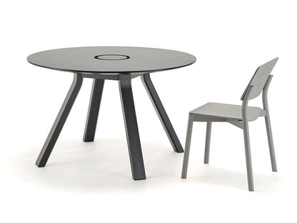 Table de travail ronde Spectrum ST 120 noire à anneau passe-câbles, chaise Colour Wood grise — vue studio n°5 | Antifer