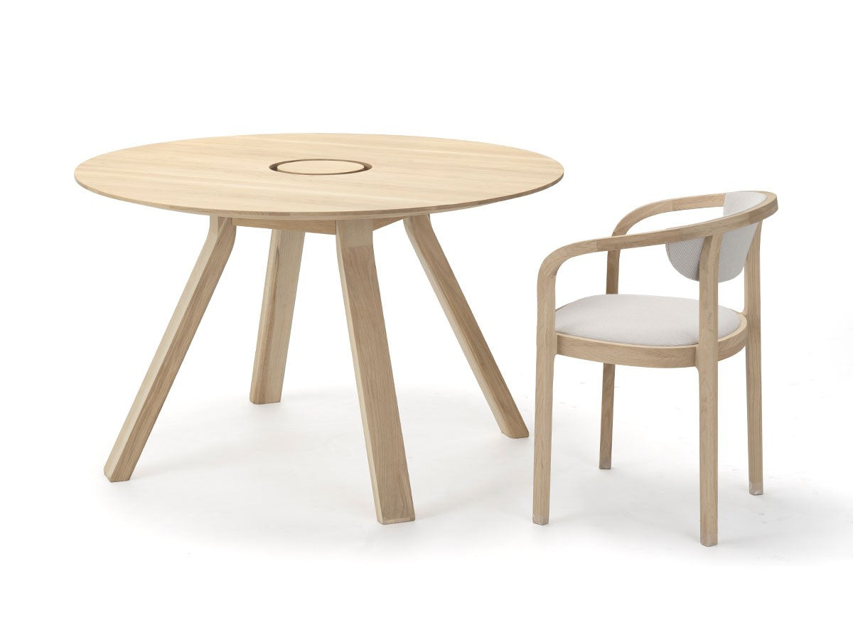 Table de travail ronde Spectrum ST 120 à anneau passe-câbles, avec chaise Chesa en chêne — vue studio n°4 | Antifer