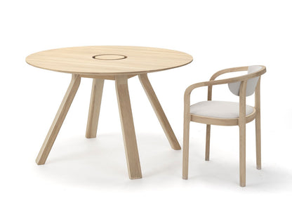Table de travail ronde Spectrum ST 120 à anneau passe-câbles, avec chaise Chesa en chêne — vue studio n°4 | Antifer