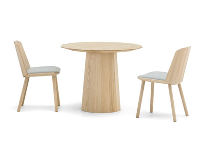 Deux chaises Colour Wood à galette grise autour d'une table ronde — vue studio n°21 | Antifer