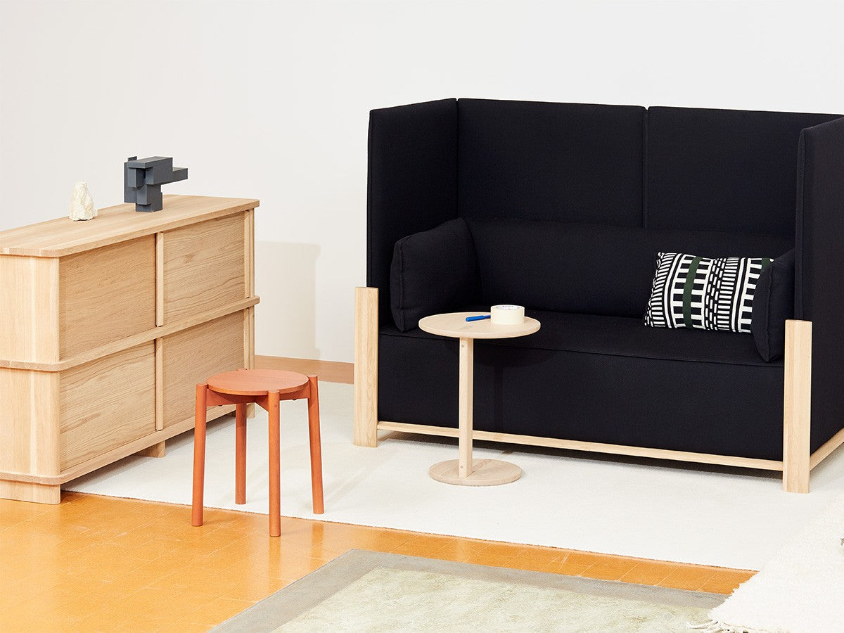 Buffet Prop Sideboard 150 en chêne dans un salon, face à un canapé à dossier haut noir — Karimoku New Standard | Antifer