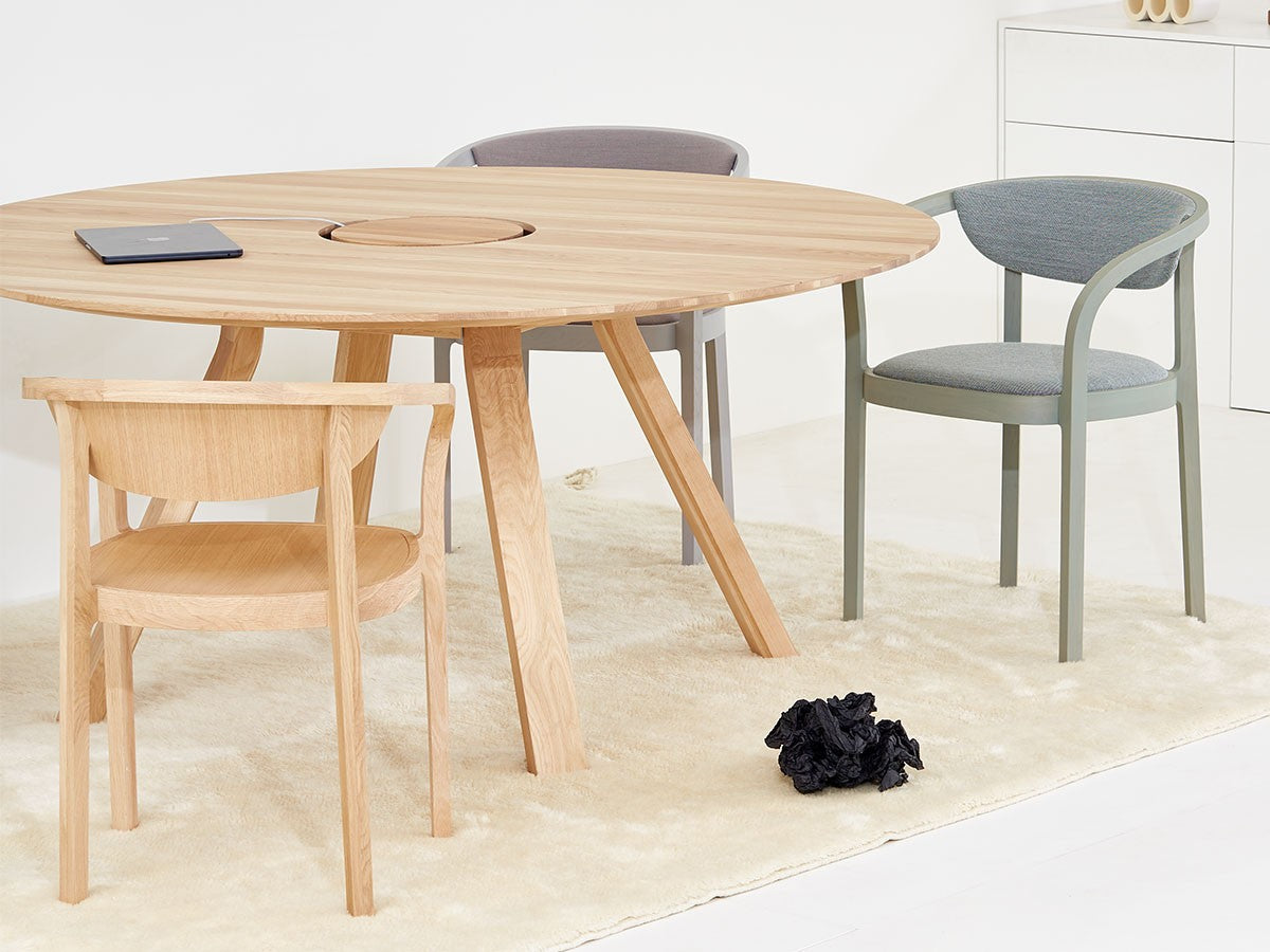 Table ronde Spectrum ST 160 en chêne posée sur un tapis clair, avec chaises Chesa — Karimoku New Standard | Antifer