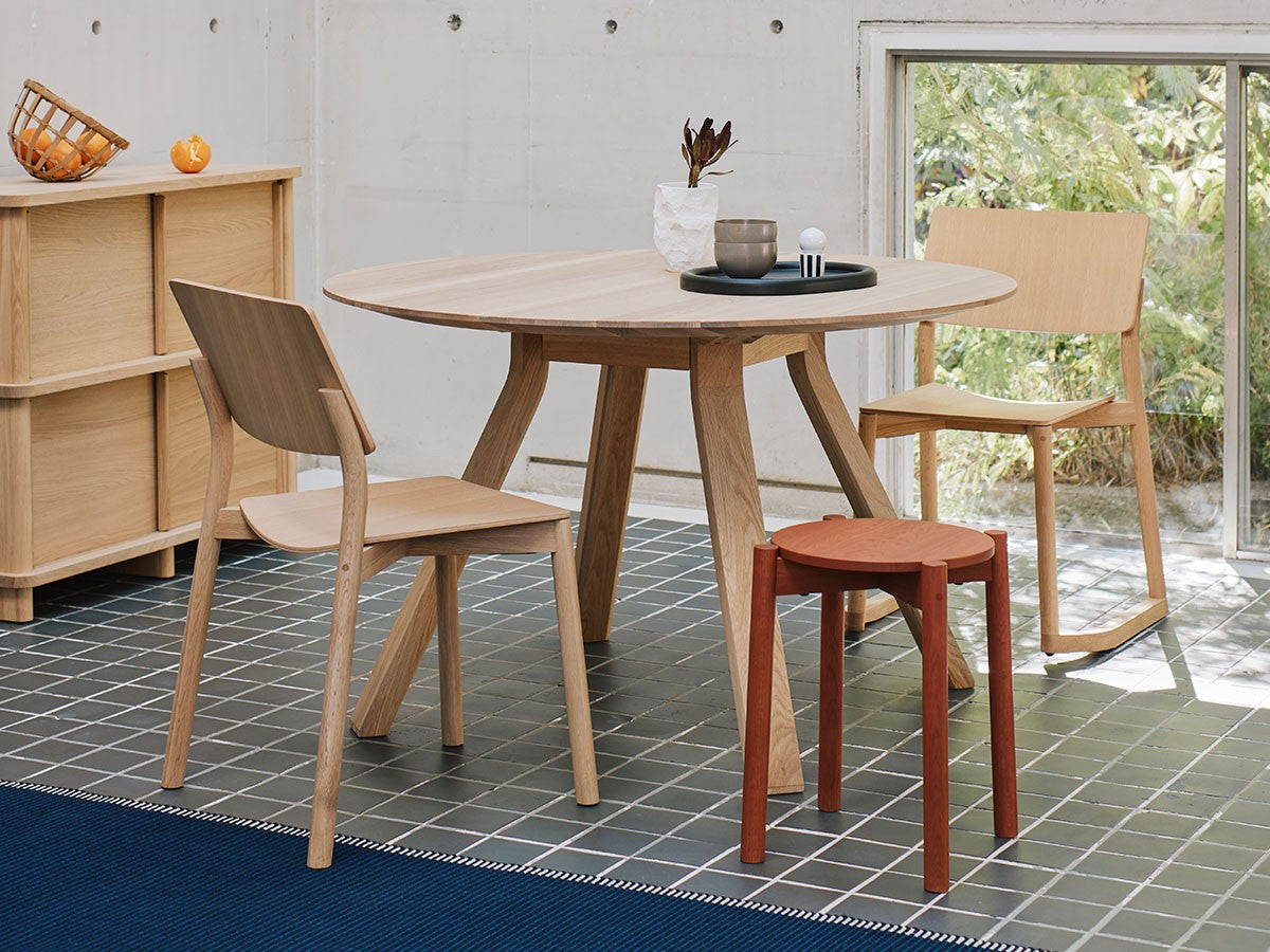Salle à manger avec table ronde Castor, chaises et tabouret Castor Plus terracotta | Antifer