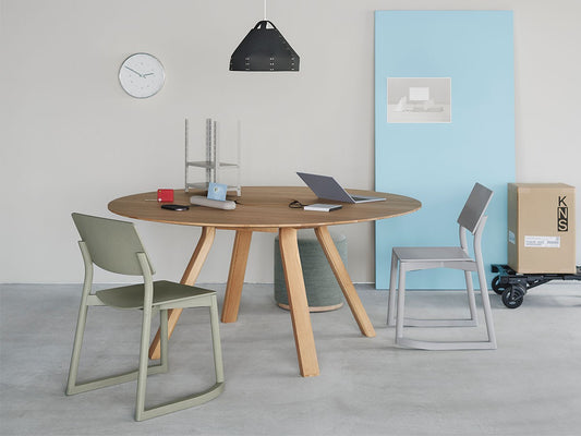 Table ronde Spectrum ST 160 en chêne dans un bureau clair, avec chaises Colour Wood — Karimoku New Standard | Antifer