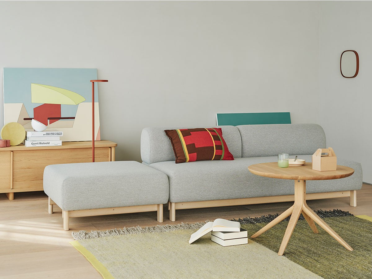 Banquette Elephant 3 places gris clair dans un salon, avec table basse et repose-pieds | Antifer