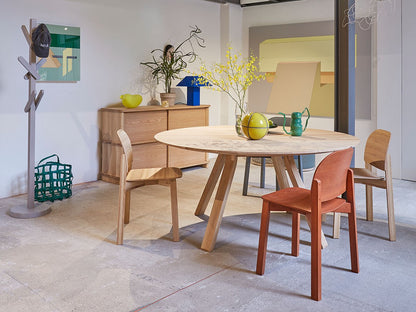 Buffet Prop Sideboard 150 en chêne dans une pièce claire, avec table ronde, chaises et portemanteau Signs | Antifer