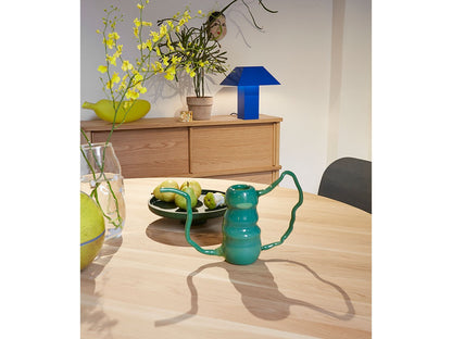 Buffet Prop Sideboard 150 en chêne au second plan, vaisselle et bouquet sur la table — Karimoku New Standard | Antifer