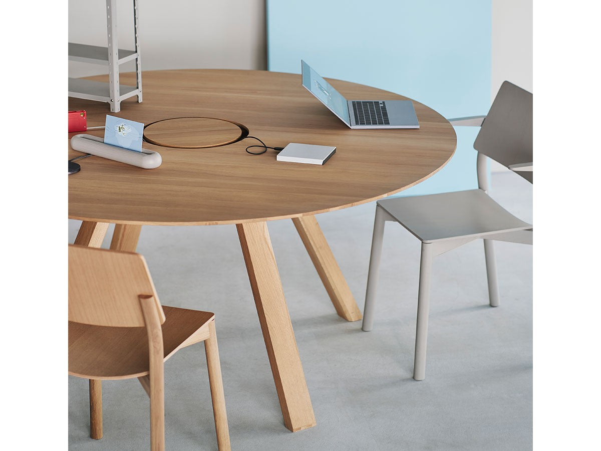 Table ronde Spectrum ST 160 en chêne en poste de travail, ordinateur portable et câble rangé dans l'anneau | Antifer