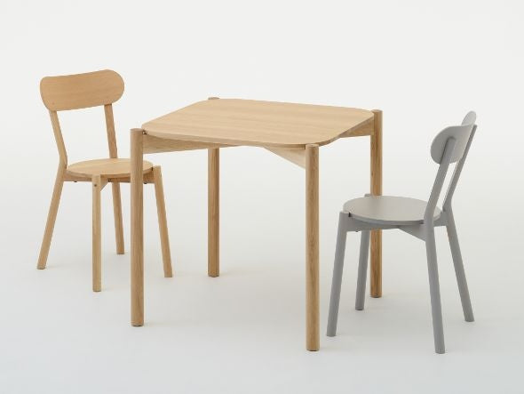 Chaises Castor en chêne et grise de part et d'autre d'une table carrée — vue studio n°22 | Antifer