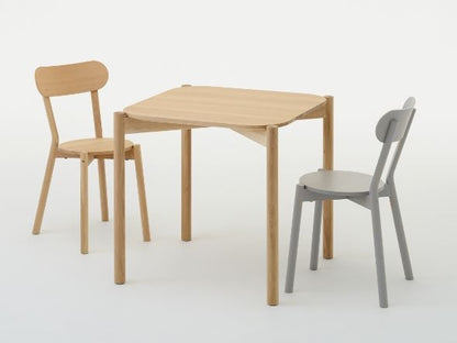 Chaises Castor en chêne et grise de part et d'autre d'une table carrée — vue studio n°22 | Antifer