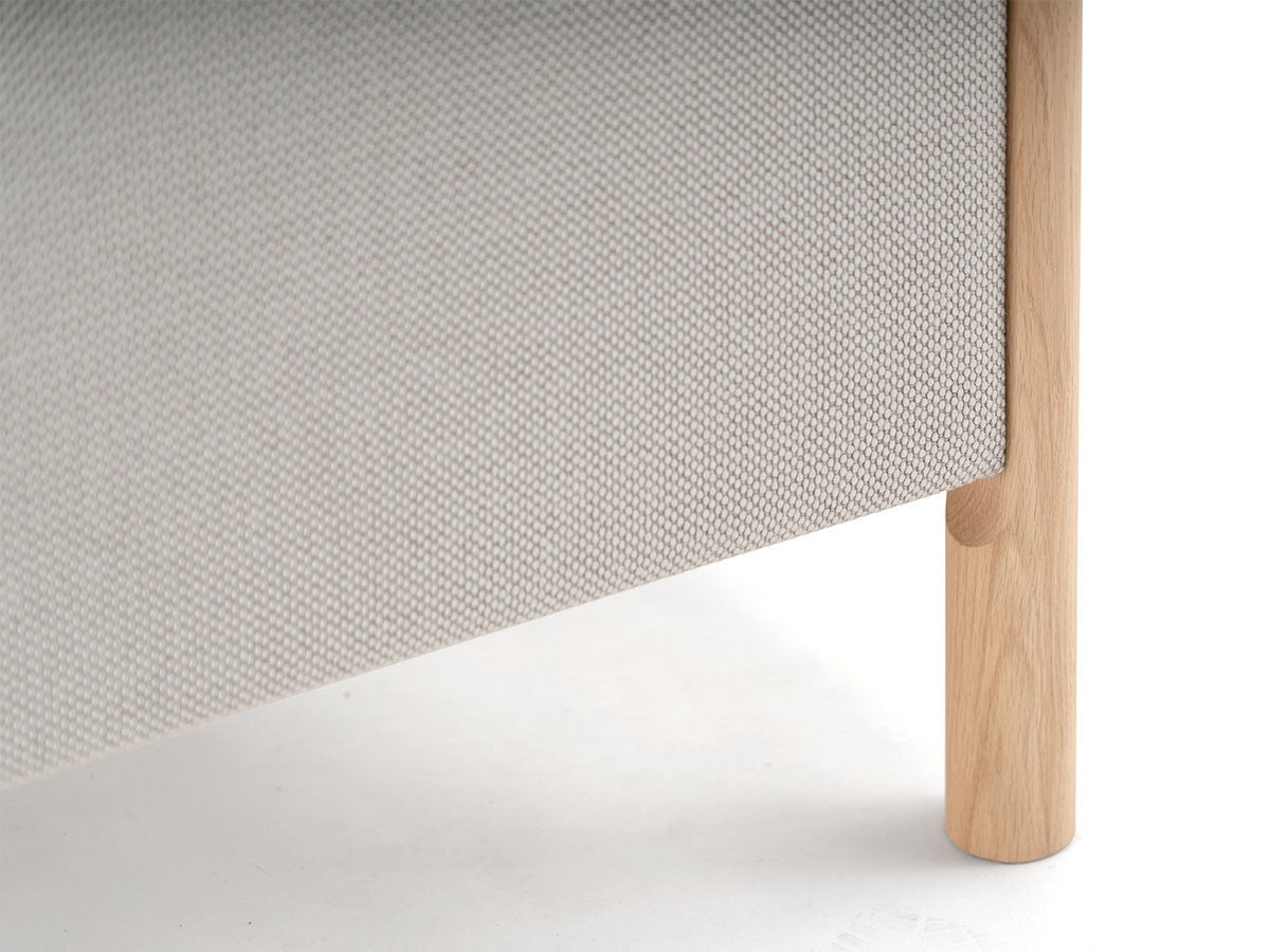 Canapé Castor Lobby 3 places en chêne massif et tissu, BIG-GAME pour Karimoku New Standard — vue studio n°20 | Antifer