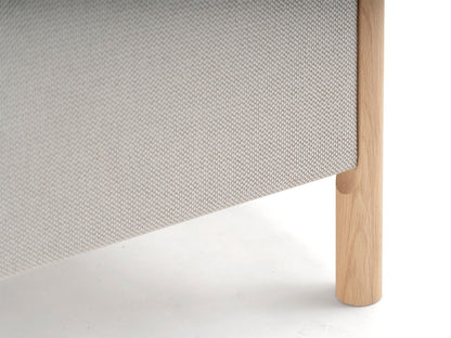 Canapé Castor Lobby 3 places en chêne massif et tissu, BIG-GAME pour Karimoku New Standard — vue studio n°20 | Antifer
