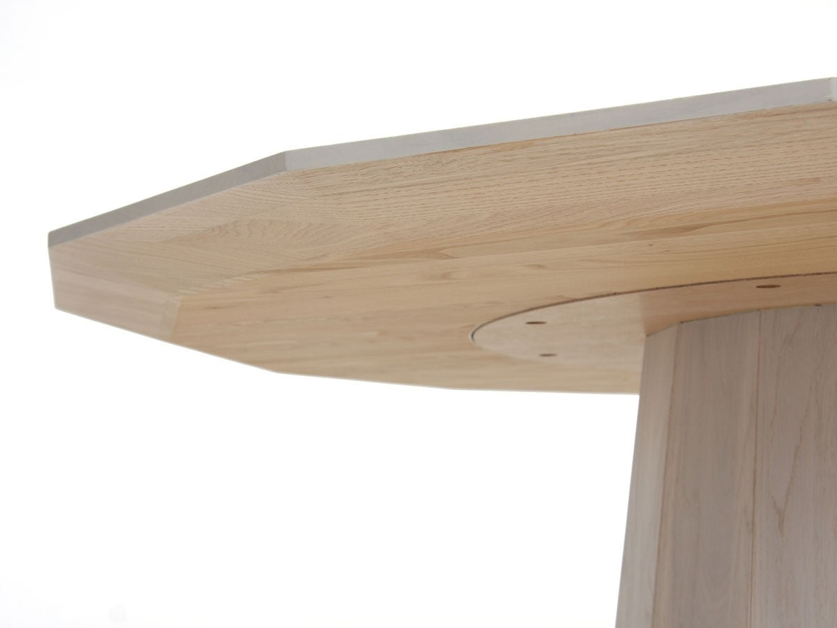 Table Colour Wood ø120 — détail du dessous du plateau et du haut du fût en châtaignier | Antifer