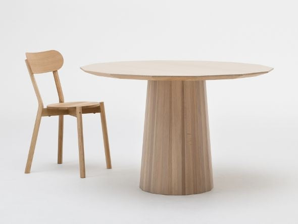 Chaise Castor en chêne à côté d'une table ronde Colour Wood — vue studio n°23 | Antifer