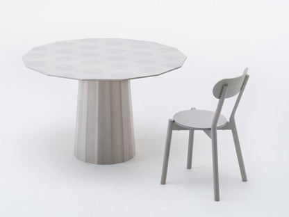 Chaise Castor grise à côté d'une table ronde à plateau pastillé — vue studio n°24 | Antifer