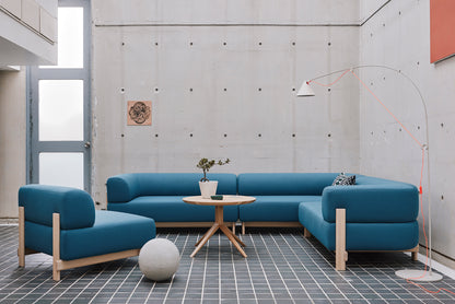 Modules Elephant bleus alignés dans un intérieur en béton, avec guéridon et lampe articulée | Antifer