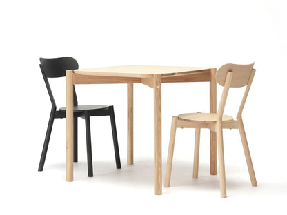 Chaises Castor noire et chêne autour d'une table carrée en chêne — vue studio n°25 | Antifer