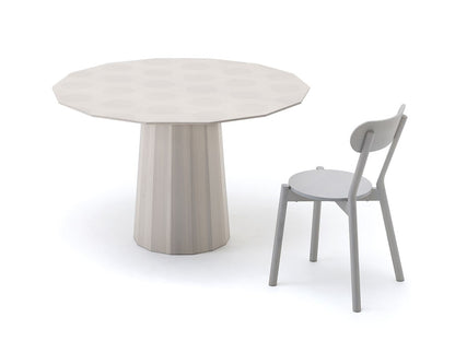 Chaise Castor grise devant une table ronde à plateau pastillé clair — vue studio n°29 | Antifer