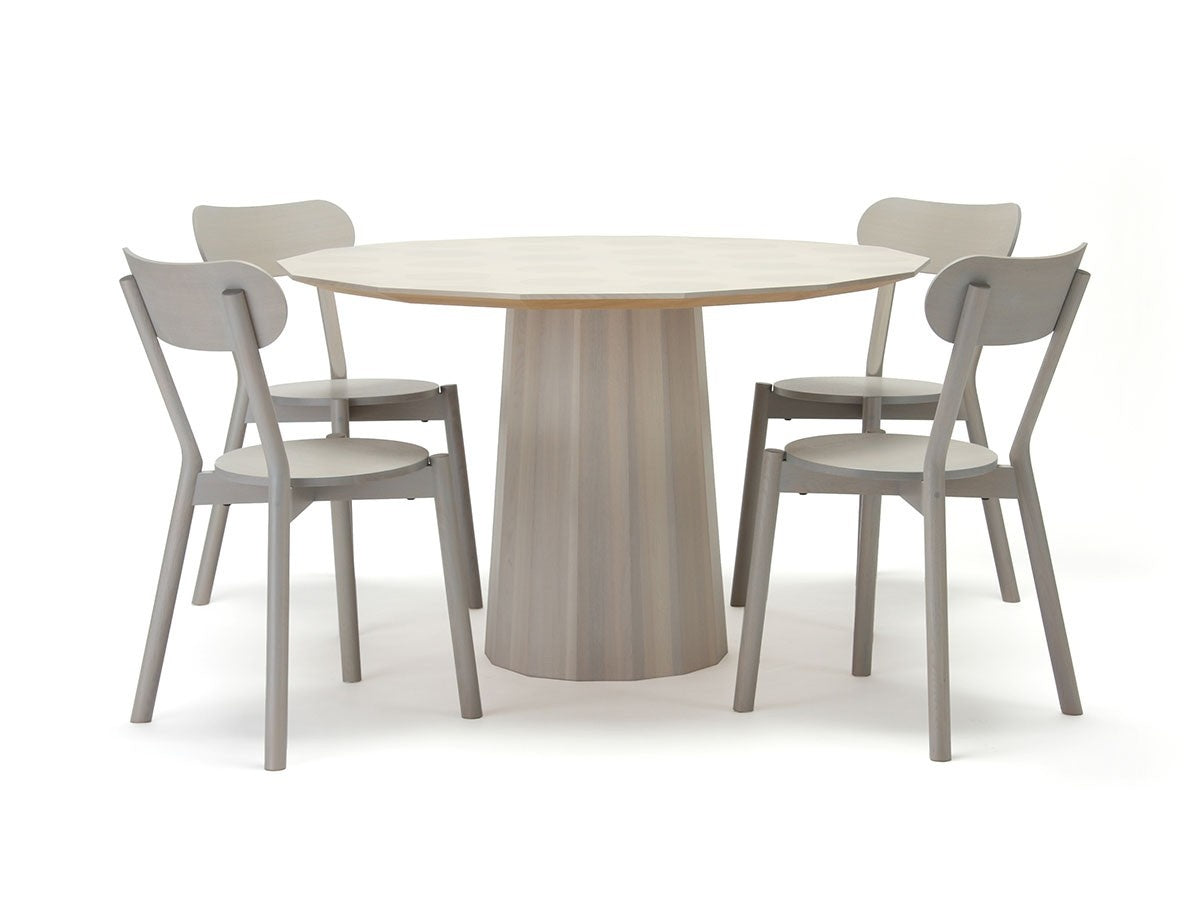 Quatre chaises Castor grises autour d'une table ronde — vue studio n°30 | Antifer