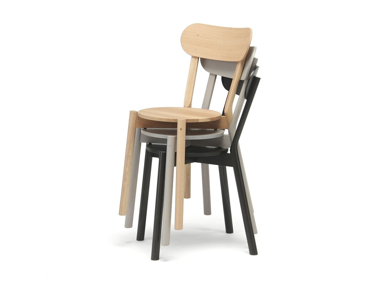 Trois chaises Castor empilées, finitions chêne, grise et noire — vue studio n°32 | Antifer