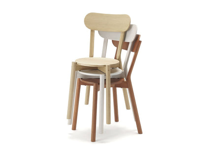 Trois chaises Castor empilées, finitions chêne, blanche et brune — vue studio n°33 | Antifer