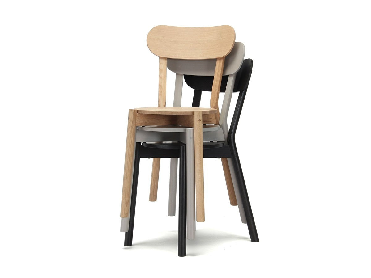 Trois chaises Castor empilées vues de trois quarts, chêne, grise et noire — vue studio n°34 | Antifer