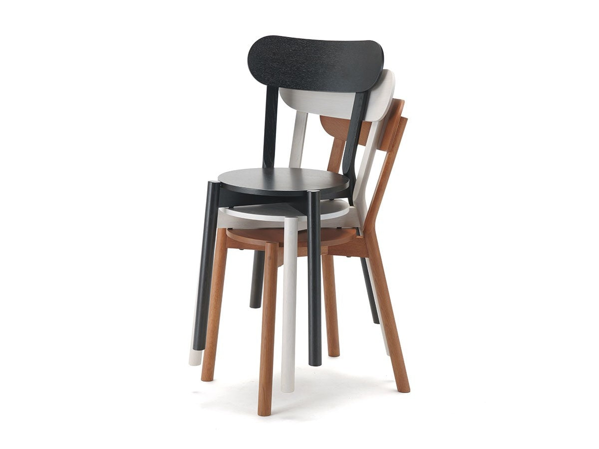 Trois chaises Castor empilées, finitions noire, blanche et brune — vue studio n°35 | Antifer