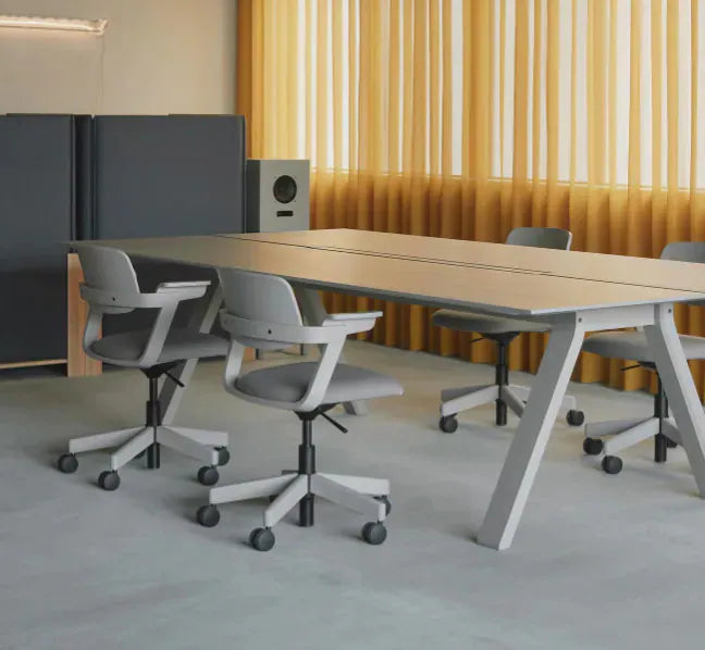 Fauteuil de bureau G-WOC Pad en bois massif et tissu Kvadrat, BIG-GAME pour Karimoku New Standard — vue studio n°2 | Antifer