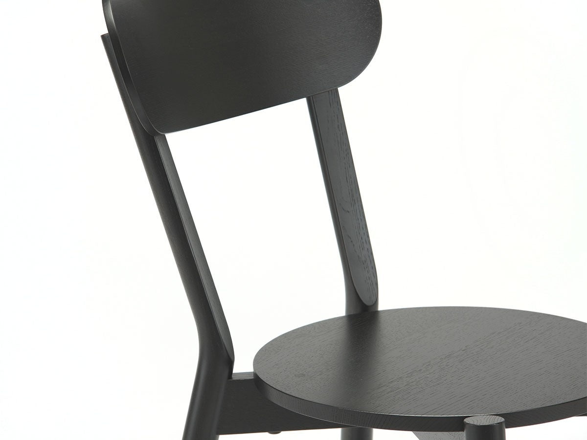 Chaise Castor — détail du dossier galbé noir et de l'assise ronde | Antifer