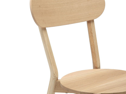 Chaise Castor — détail du dossier galbé en chêne et de l'assise ronde | Antifer