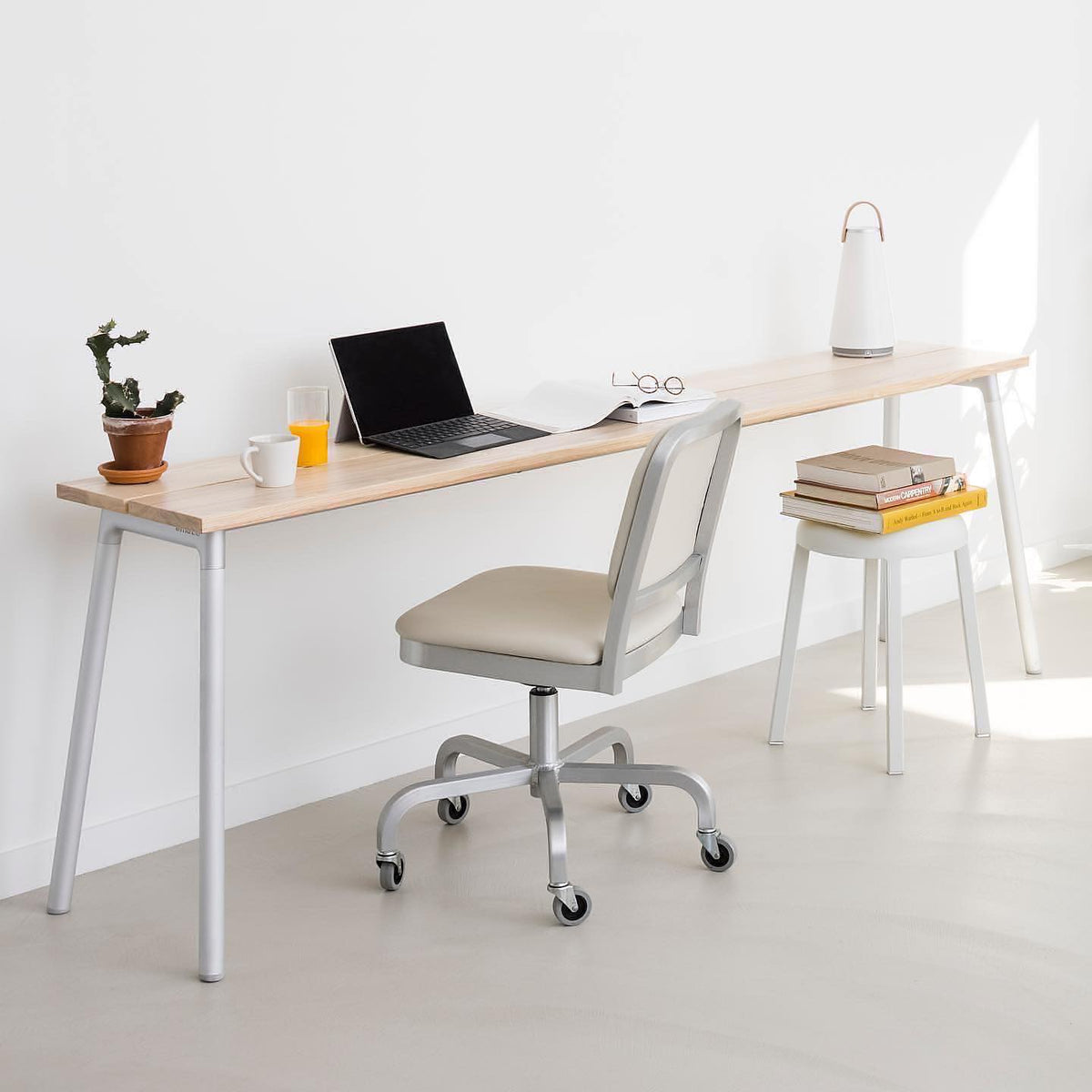 Scrivania stretta Run Emeco ideale per piccoli spazi di lavoro — alluminio — design Sam Hecht & Kim Colin | Antifer