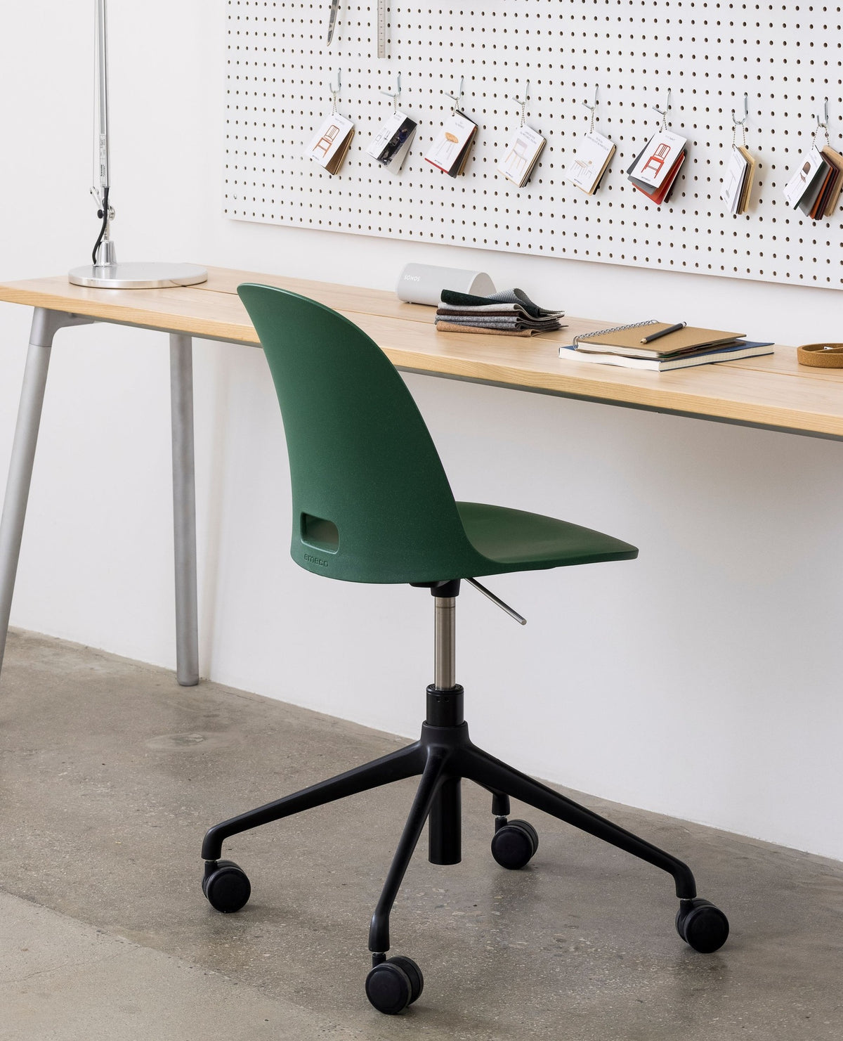 Scrivania Run Emeco in un laboratorio con lavagna per appunti — alluminio — design Sam Hecht & Kim Colin | Antifer
