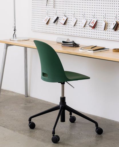 Scrivania Run Emeco in un laboratorio con lavagna per appunti — alluminio — design Sam Hecht & Kim Colin | Antifer