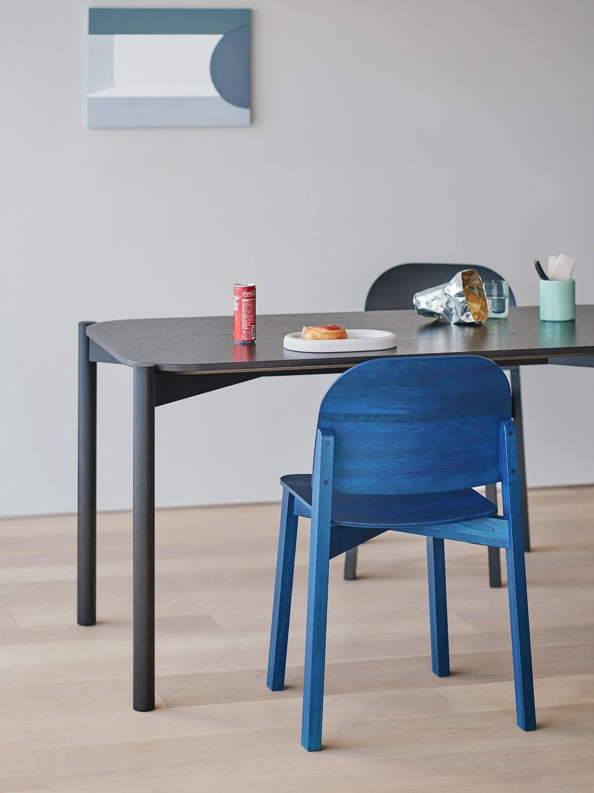 Table Castor 180 noire dans une salle à manger claire, avec chaises Castor bleues | Antifer