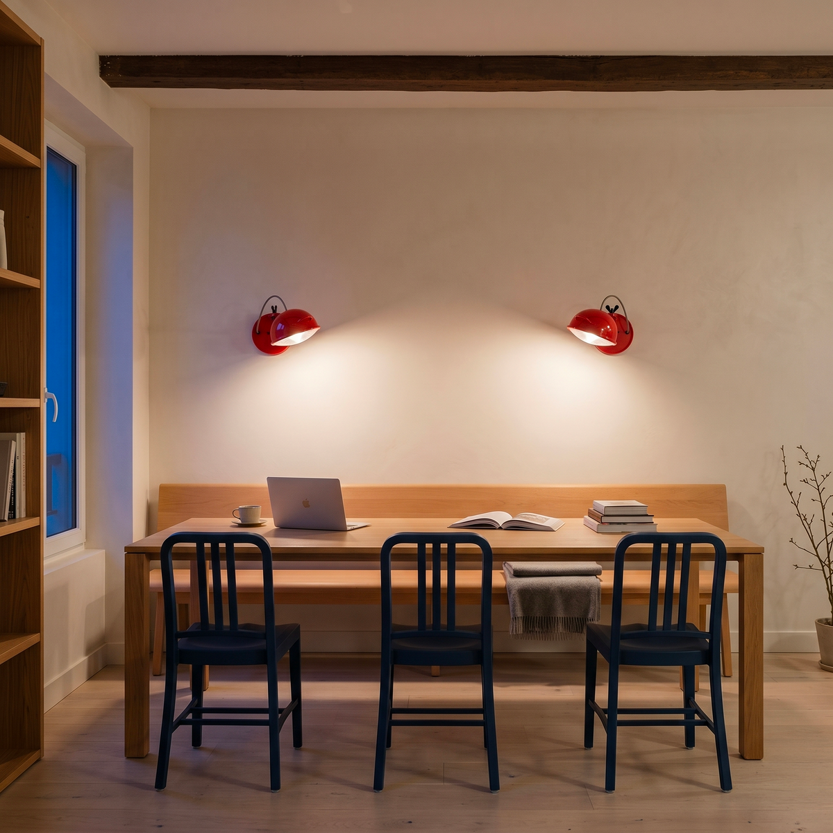 Applique Jeep rouge dans un salon, allumée, design Cesare Leonardi & Franca Stagi | Antifer