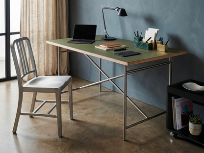Bureau avec plateau linoléum Modulor et chaise Emeco — mobilier design durable | Antifer