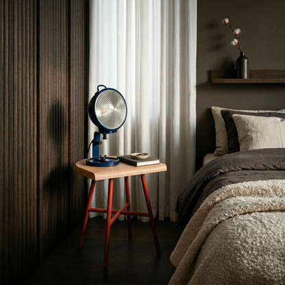 Lampe Jeep rouge aluminium en ambiance chambre tamisée — design Cesare Leonardi & Franca Stagi | Antifer