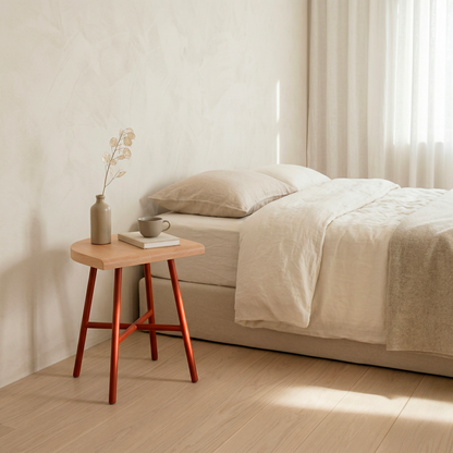 Tabouret Camarade en table de chevet zen — hêtre massif, design Big Game dessiné en Suisse | Antifer
