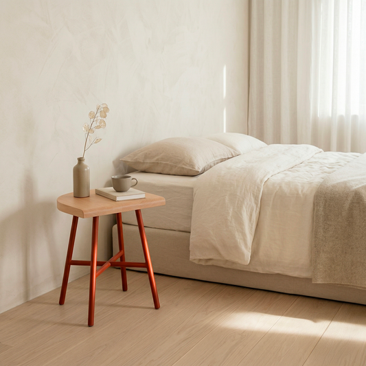 Tabouret Camarade en table de chevet zen — hêtre massif, design Big Game dessiné en Suisse | Antifer