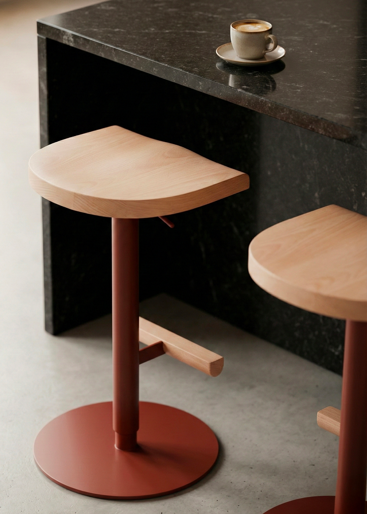 Tabouret ajustable Camarade en cuisine marbre noir — hêtre massif et acier, design Big Game | Antifer