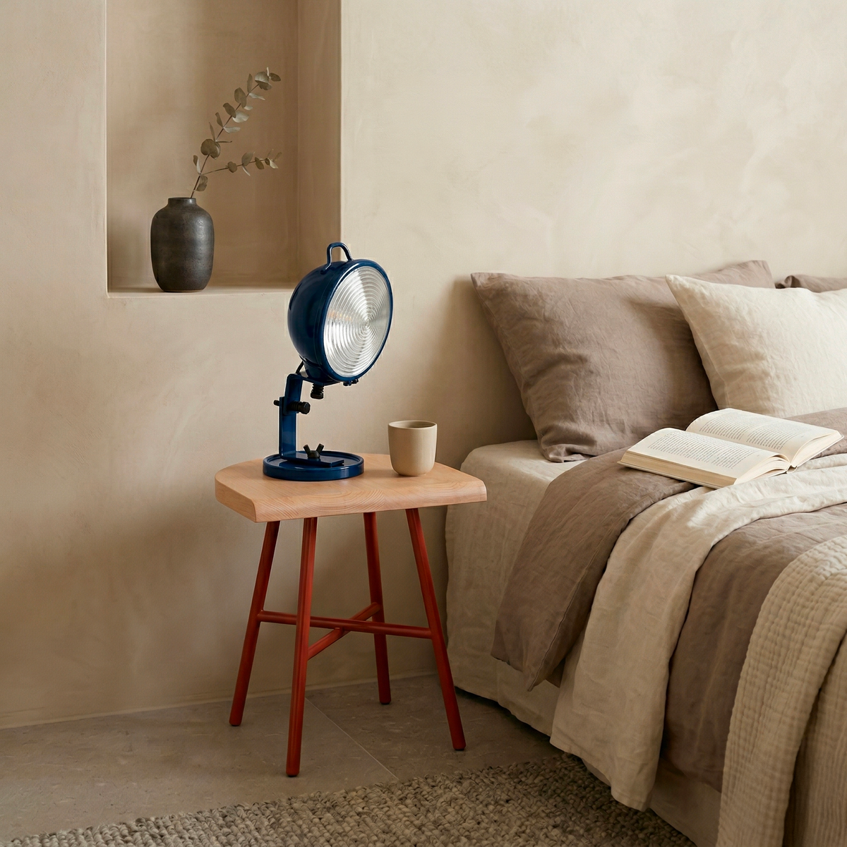 Lampe Jeep rouge sur tabouret Camarade en table de chevet — design Cesare Leonardi & Franca Stagi | Antifer