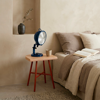 Lampe Jeep rouge sur tabouret Camarade en table de chevet — design Cesare Leonardi & Franca Stagi | Antifer