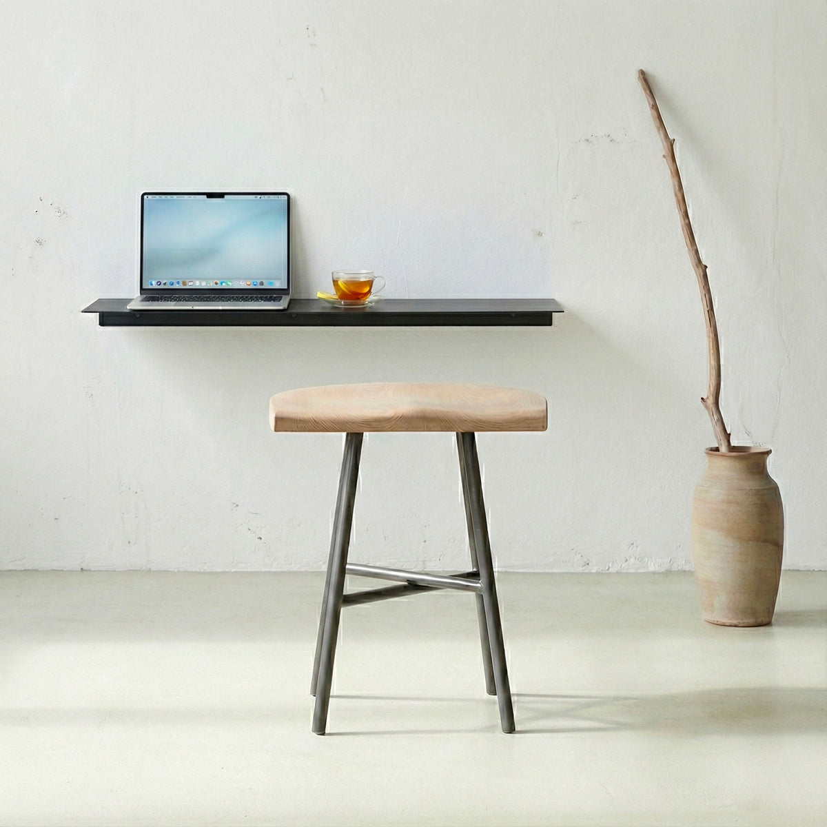 Camarade tabouret bas 45 cm en situation bureau minimaliste — hêtre massif, acier ardoise — design Big Game | Antifer